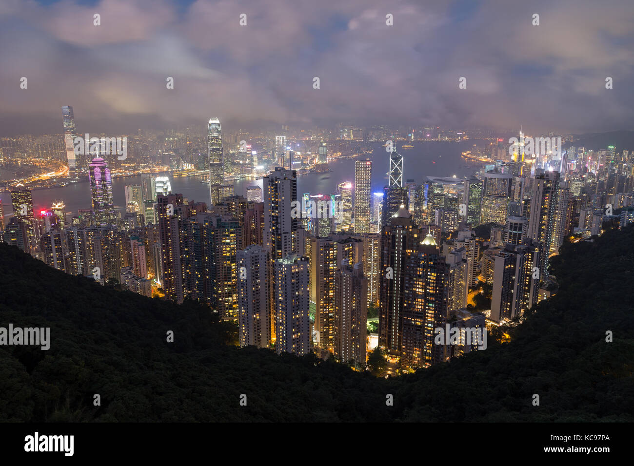 Hong Kong il famoso skyline visto dal di sopra dal Victoria Peak di notte. Foto Stock