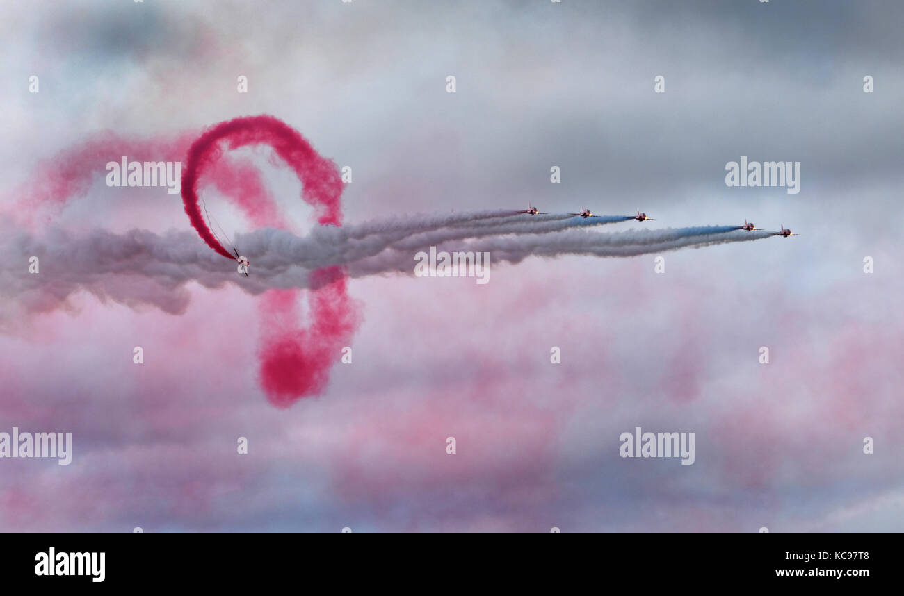 Il team RAF Red Arrows 2017 è in azione al salone aereo di Scampton. Foto Stock