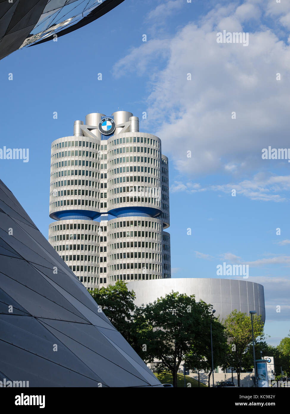 Monaco di Baviera, Germania - 15 luglio 2017: Nuova torre a quattro cilindri della moderna sede BMW con centro espositivo e museo Foto Stock