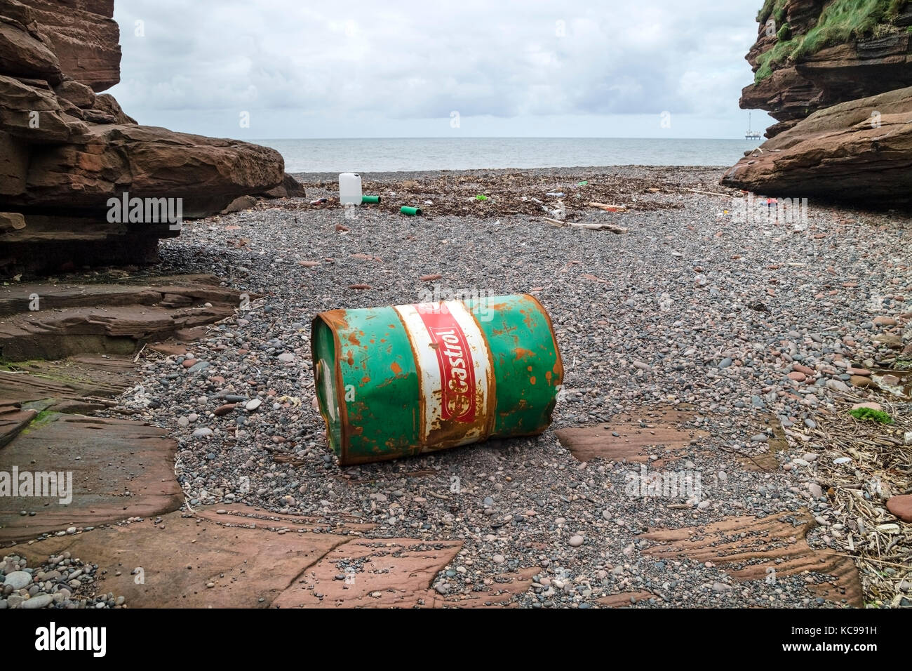 Di plastica e altri detriti lavato fino sulla spiaggia della Baia di Fleswick vicino a St api, Cumbria, Regno Unito Foto Stock