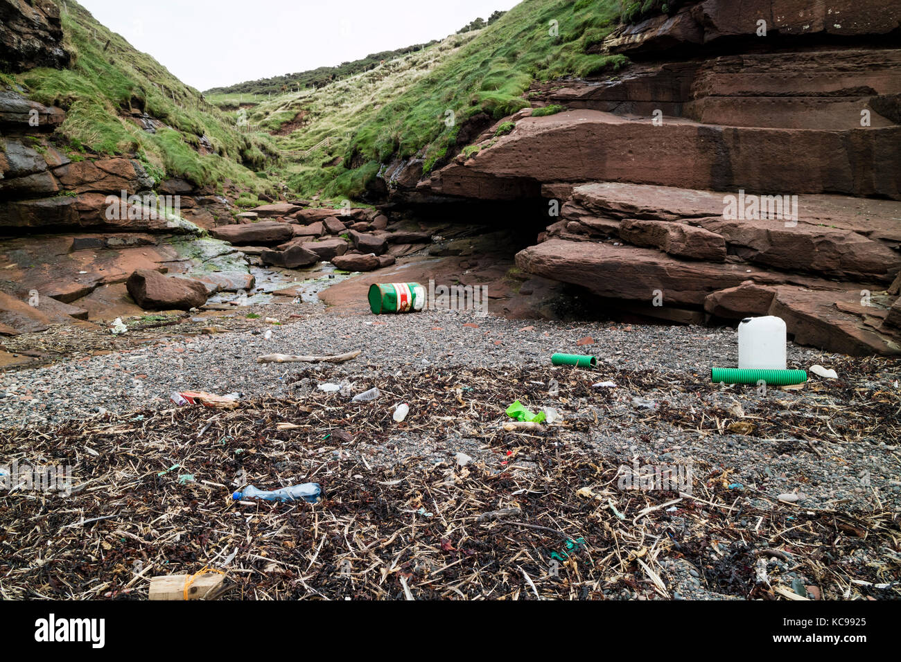 Di plastica e altri detriti lavato fino sulla spiaggia della Baia di Fleswick vicino a St api, Cumbria, Regno Unito Foto Stock