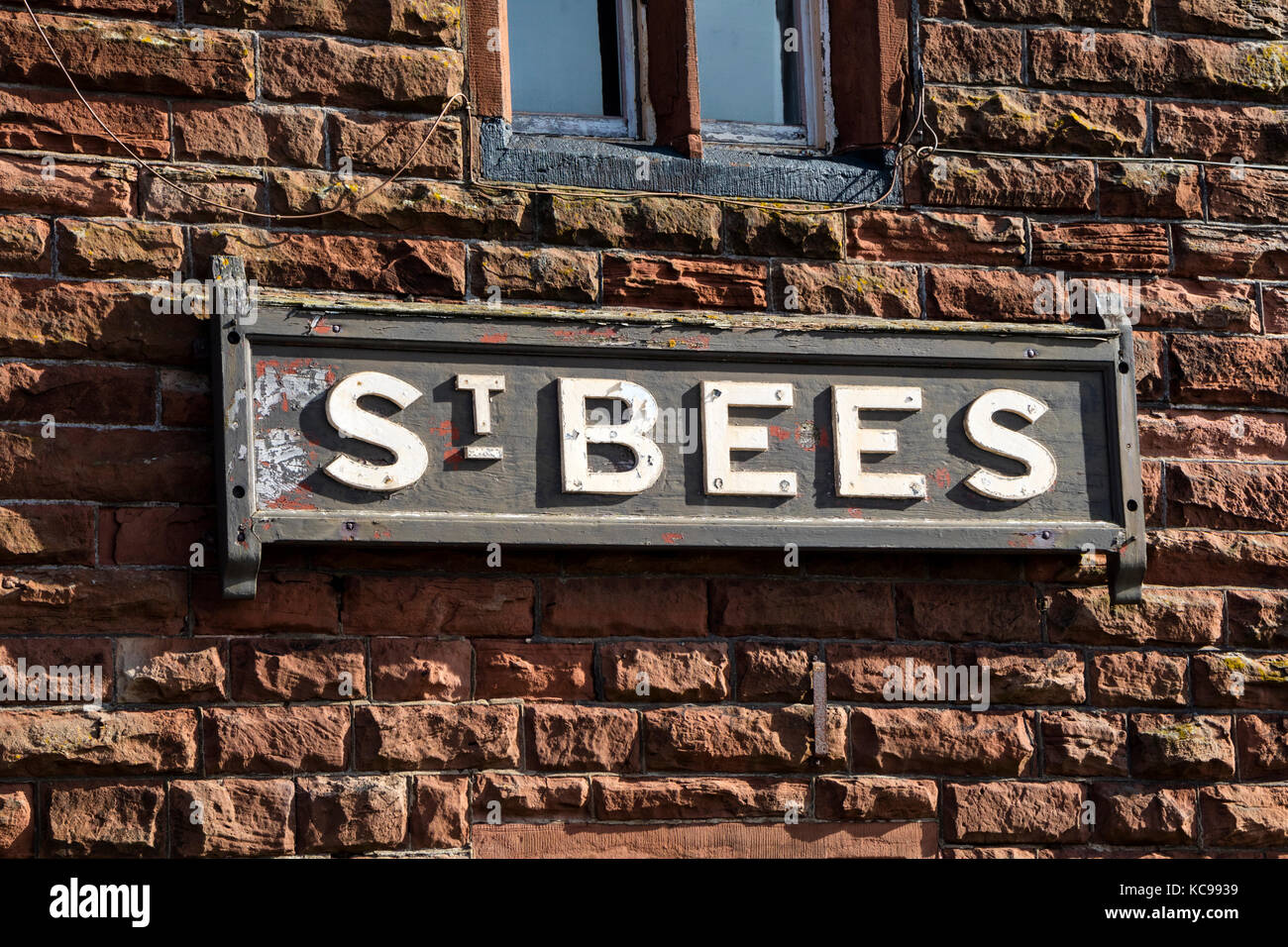 Weathered St api segno a St api stazione ferroviaria, Cumbria, Regno Unito Foto Stock