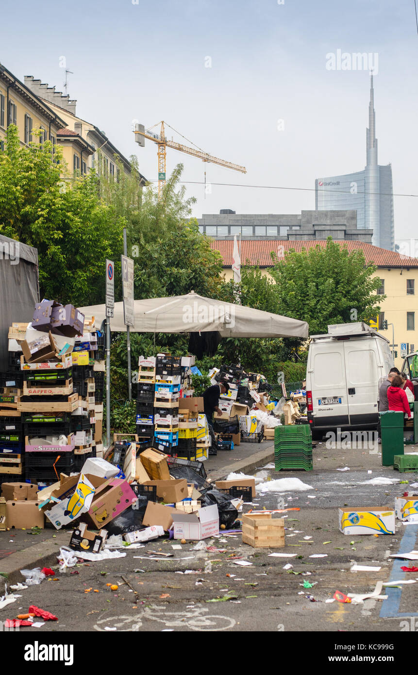 Spazzatura dopo un mercato in via San Marco a Milano Foto Stock