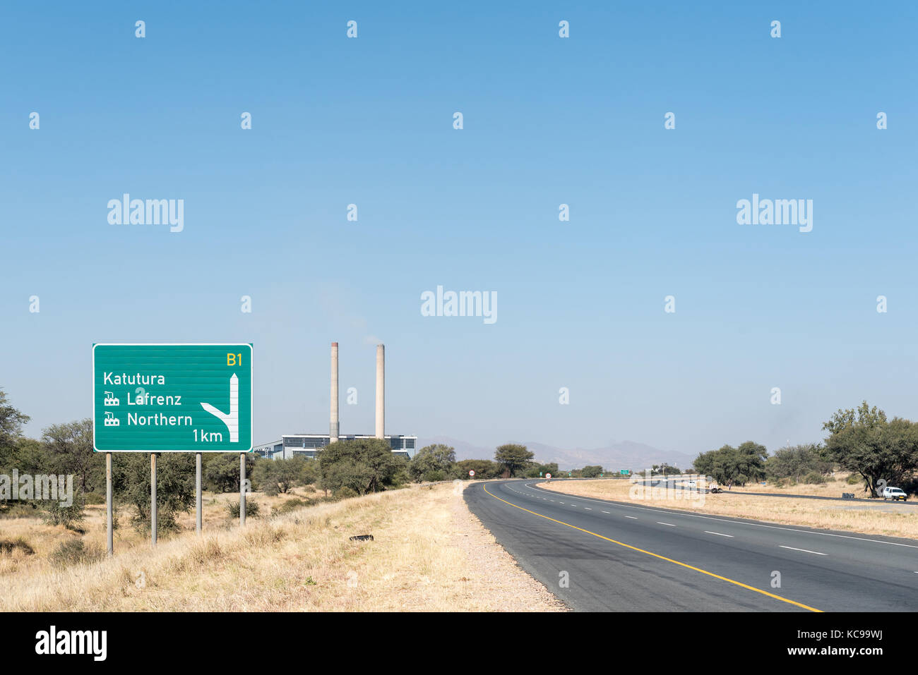 A Windhoek, Namibia - luglio 4, 2017: l'approccio a nord di Windhoek, la città capitale della Namibia. una stazione di alimentazione è visibile Foto Stock