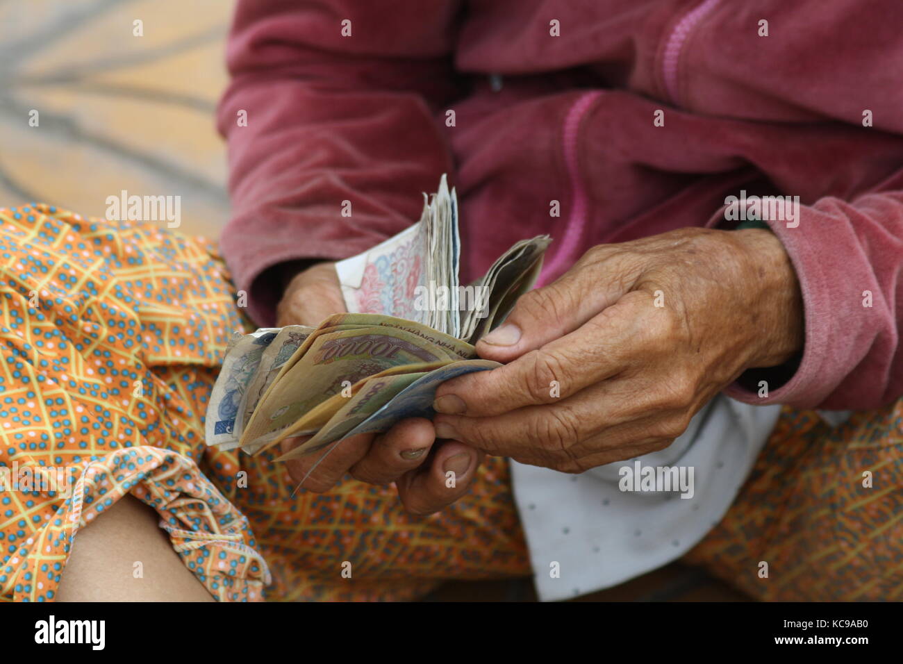 Die Hände Geld sortieren und zählen in Asien - Mani cernita il denaro e il conteggio in Asia Foto Stock