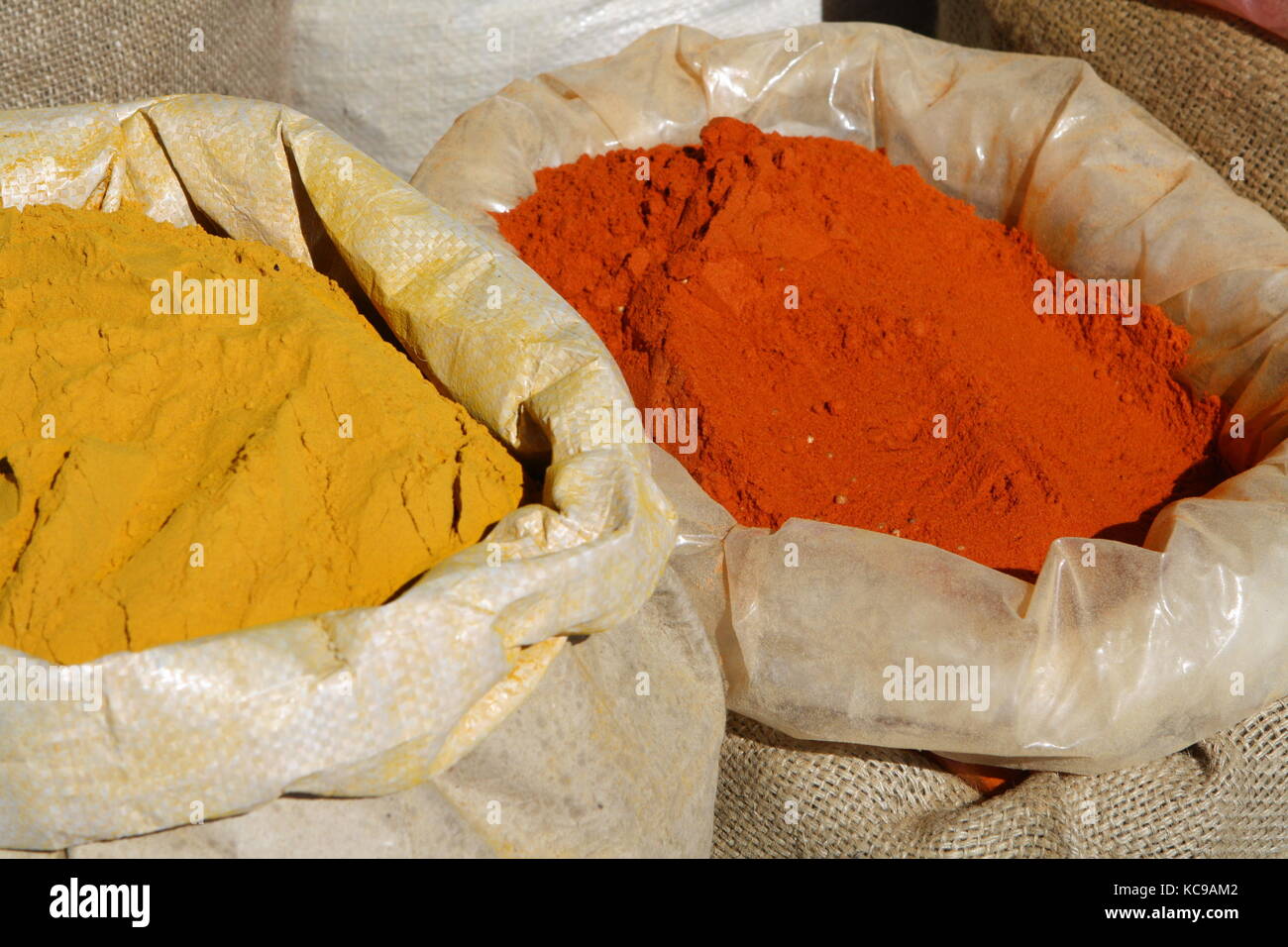La paprika und Currypulver in Marokko - peperoni e curry in polvere Foto Stock