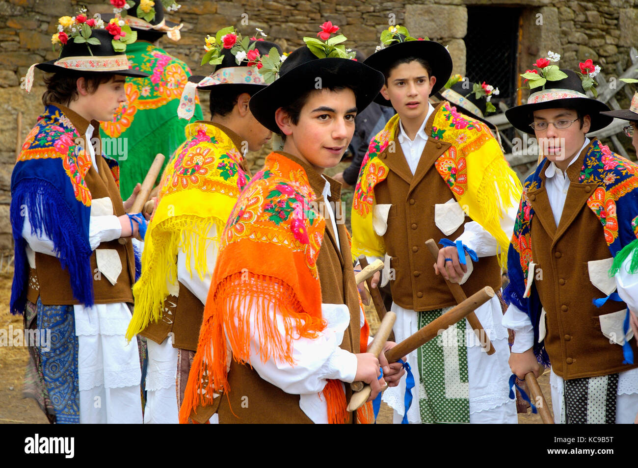 Un popolare gruppo (Pauliteiros de Miranda) che pratica un antico guerriero iberico danza. Tradizionale festività invernali in Constantim. Trás-os-Montes, Foto Stock