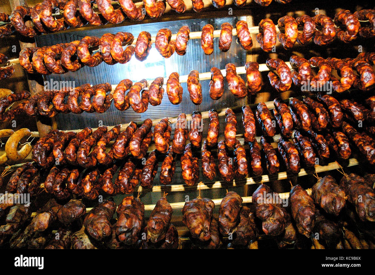 Salsicce affumicate (fumeiro) a Rio de onor. Parque Natural de Montesinho, Portogallo Foto Stock