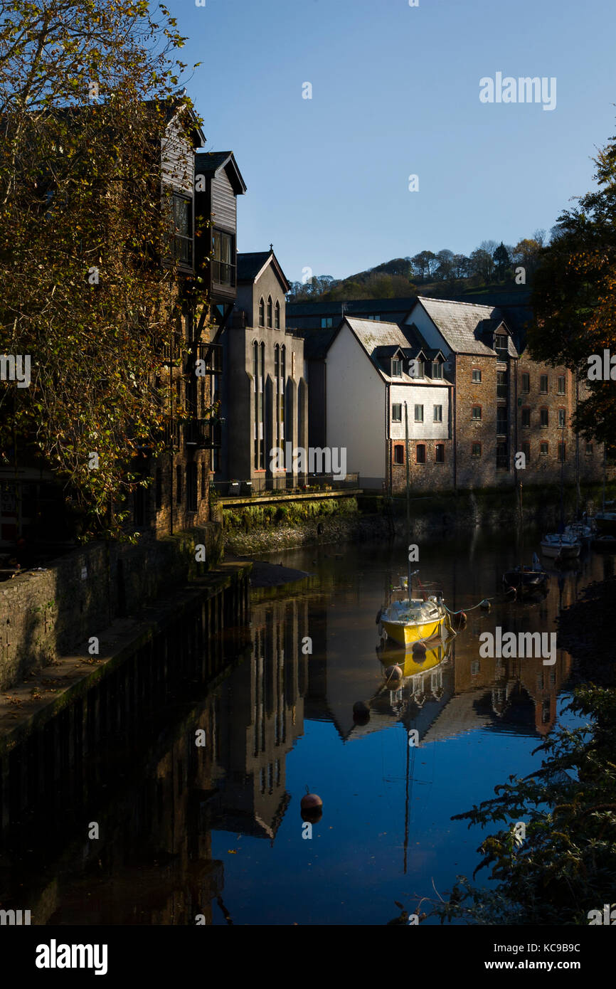 Vista buia e soffice dei magazzini sul lato del fiume Dart a Totnes nel Devon, Regno Unito. Foto Stock