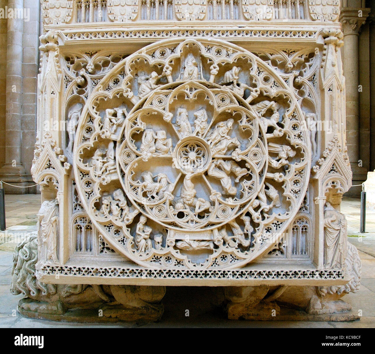 Ruota Destiny. Tomba del Re Dom Pedro, risalente al XIV secolo. Monastero di Alcobaça, patrimonio dell'umanità dell'UNESCO. Alcobaça, Portogallo Foto Stock