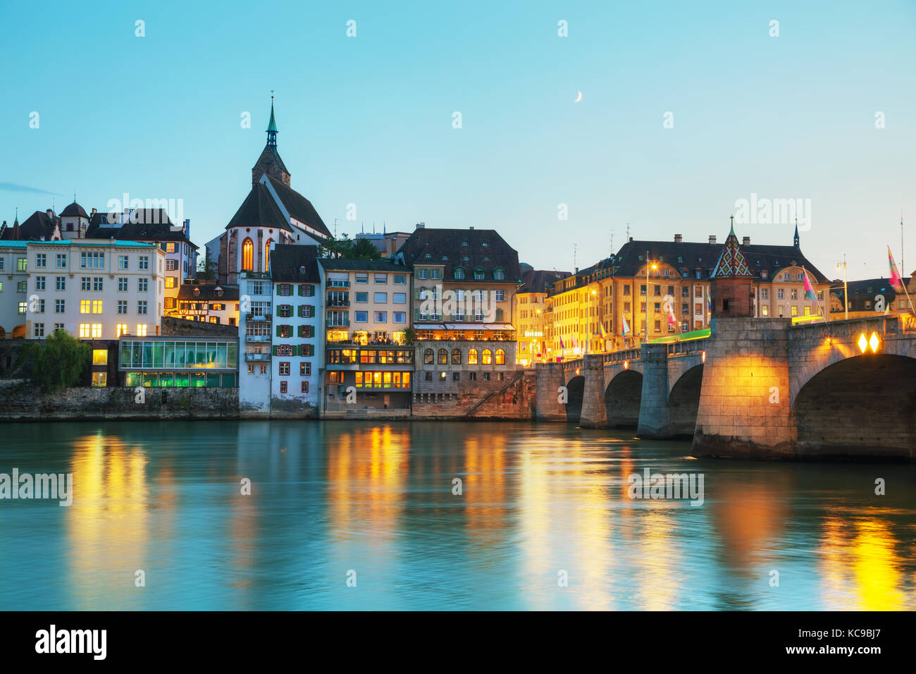 Paesaggio urbano di Basilea in Svizzera di notte Foto Stock