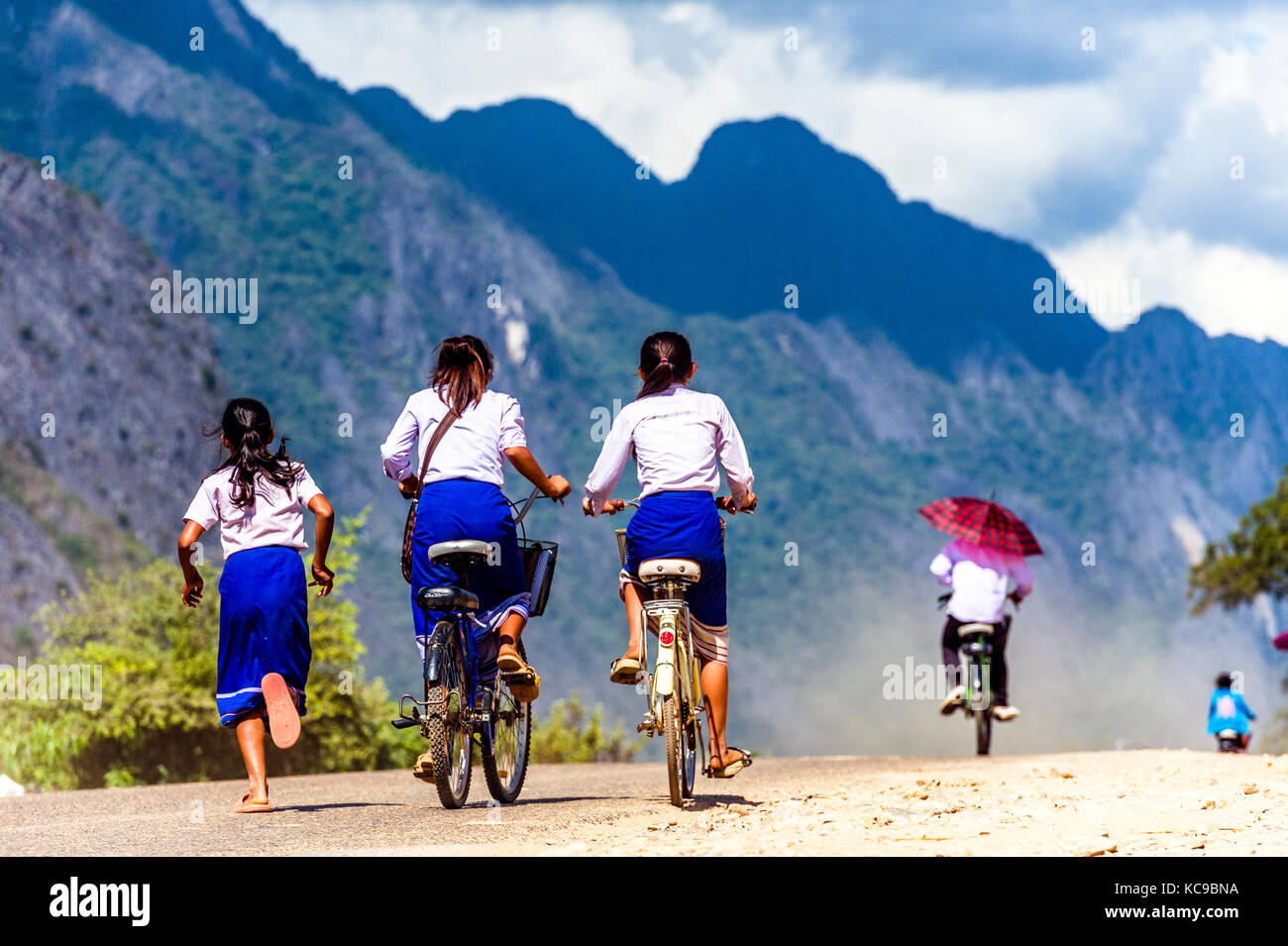 Laos. Provincia di Vang Vieng. Vang Vieng. I bambini che lasciano la scuola Foto Stock