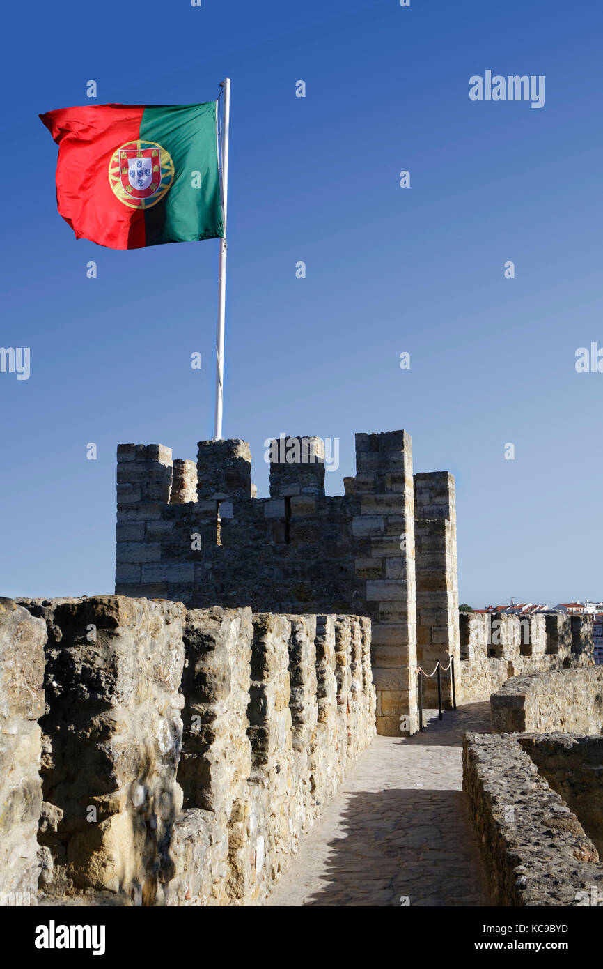 LISBONA, Portogallo, 5 aprile 2017 : il Castello di San Giorgio (Castelo de Sao Jorge) è una cittadella fortificata che occupa una collina dominante Foto Stock