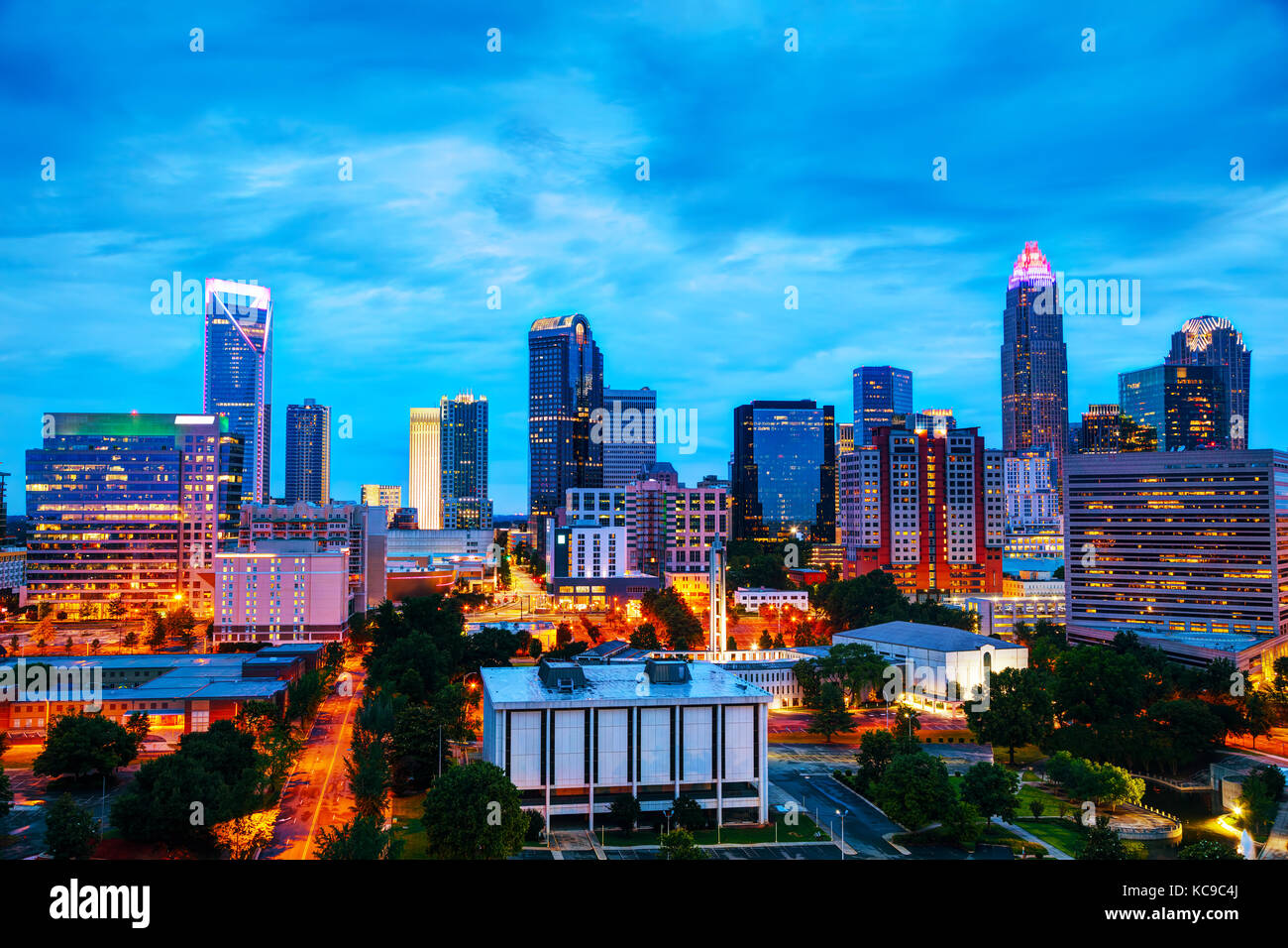 Panoramica del centro cittadino di Charlotte, NC di notte Foto Stock