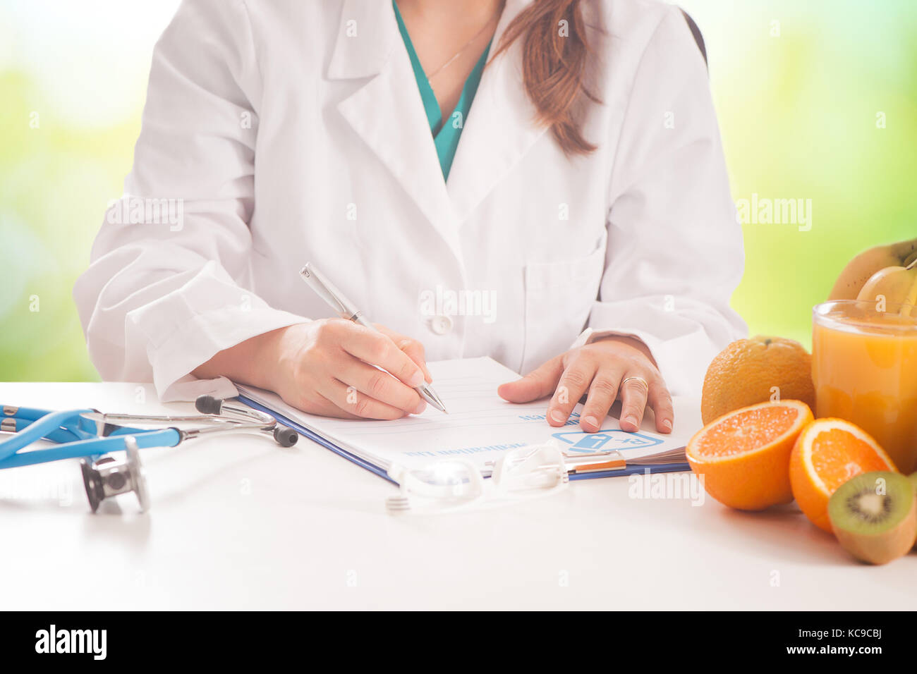I medici le mani la scrittura di dieta. dieta concetto di nutrizione Foto Stock