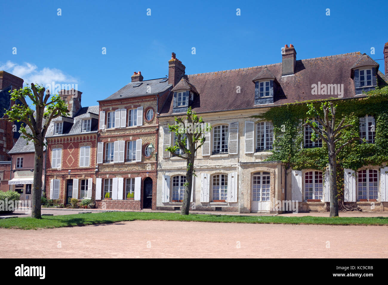 Boule park St Sauveur chiesa in Beaumont En Auge Calvados Normandia Francia Foto Stock