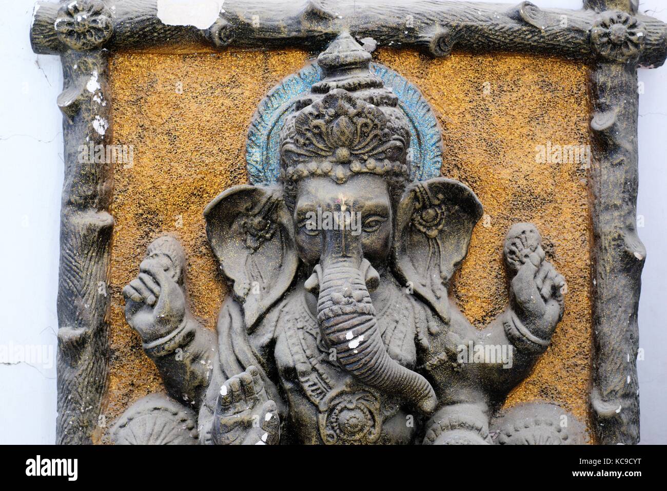 Dio indiano Ganesha. Elephant Dio dell India. Abbandonato il murale di argilla. Murale in terracotta del Ganesha Foto Stock