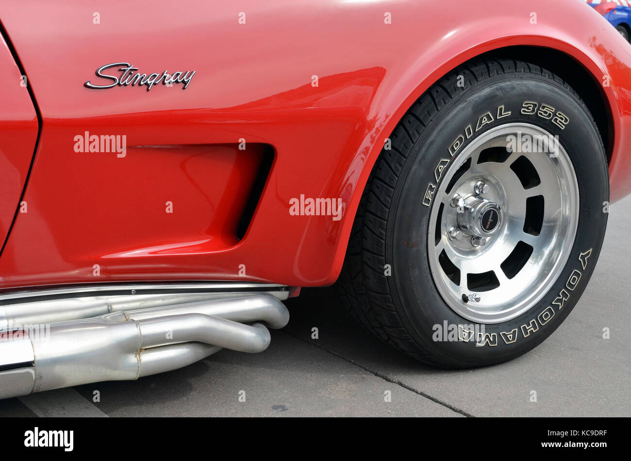Riunione di classic american cars, nelle strade di torrejon de ardoz (Madrid - Spagna). ruota anteriore della red Chevrolet Corvette C3 stingray Foto Stock