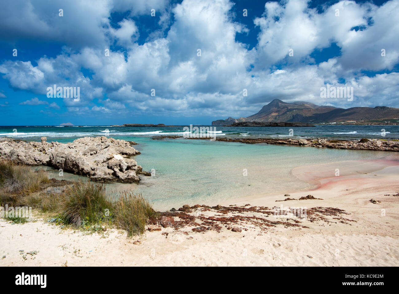 Piccola spiaggia con sabbia rosa vicino al falasarna creta Foto Stock