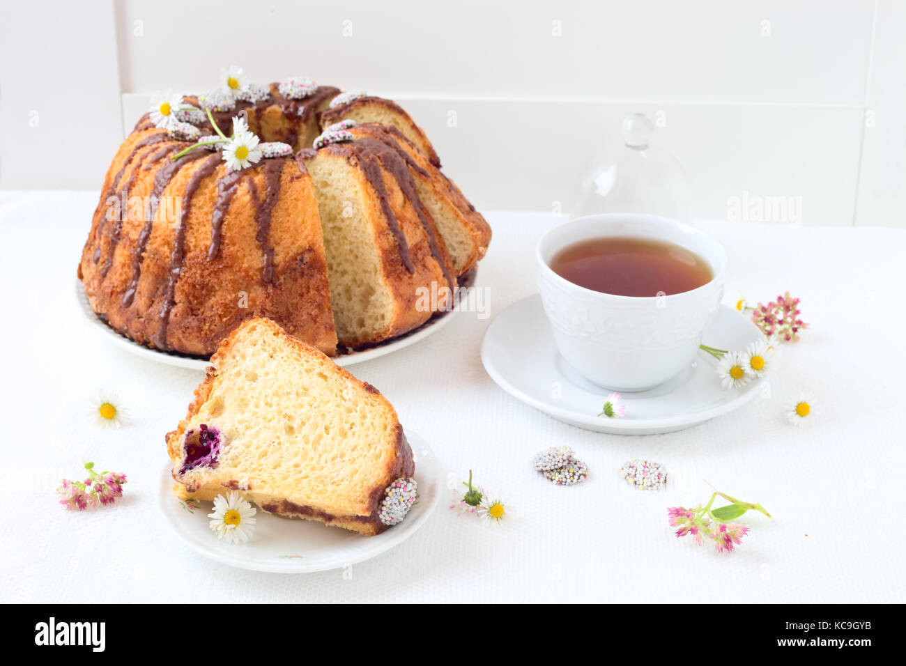 Salsa al cioccolato torta bundt Foto Stock