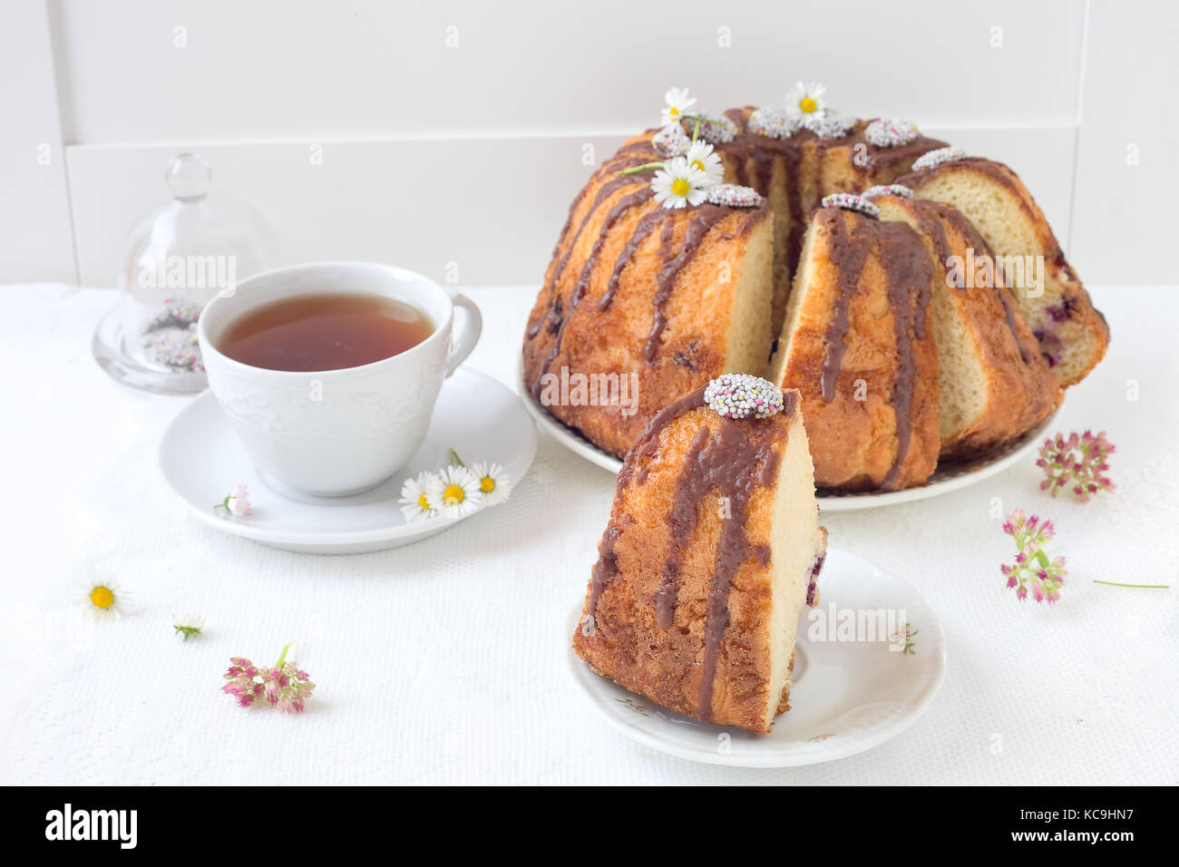 Salsa al cioccolato torta bundt Foto Stock