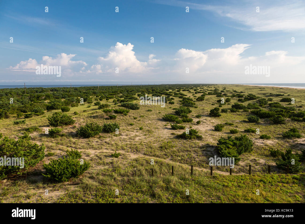 Avon, Outer Banks, North Carolina, Stati Uniti d'America. Isola barriera che separa Currituck suono sulla sinistra dall Oceano Atlantico sulla destra. Foto Stock