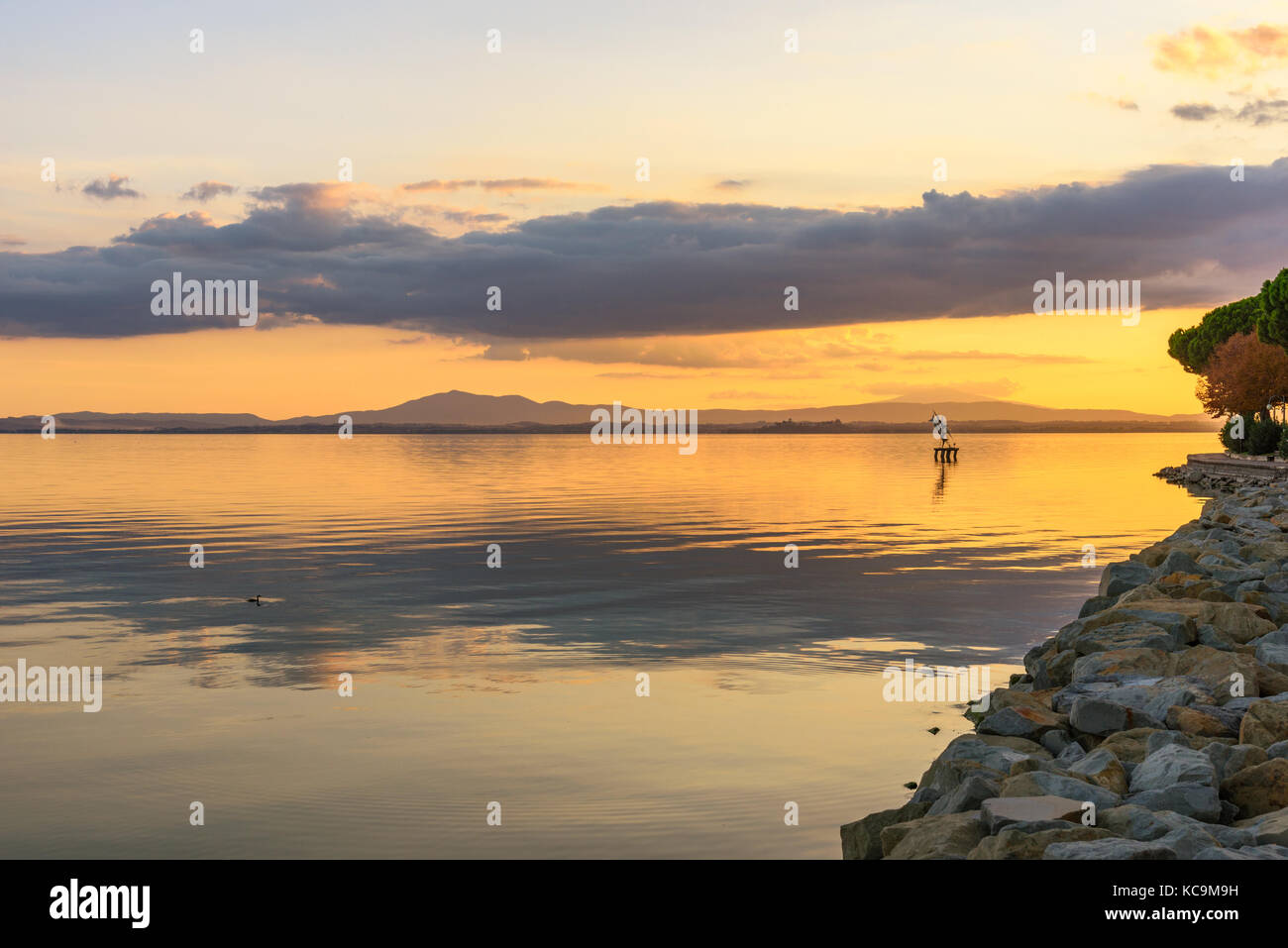 Vista panoramica del lago trasimeno, Umbria, Italia al tramonto Foto Stock