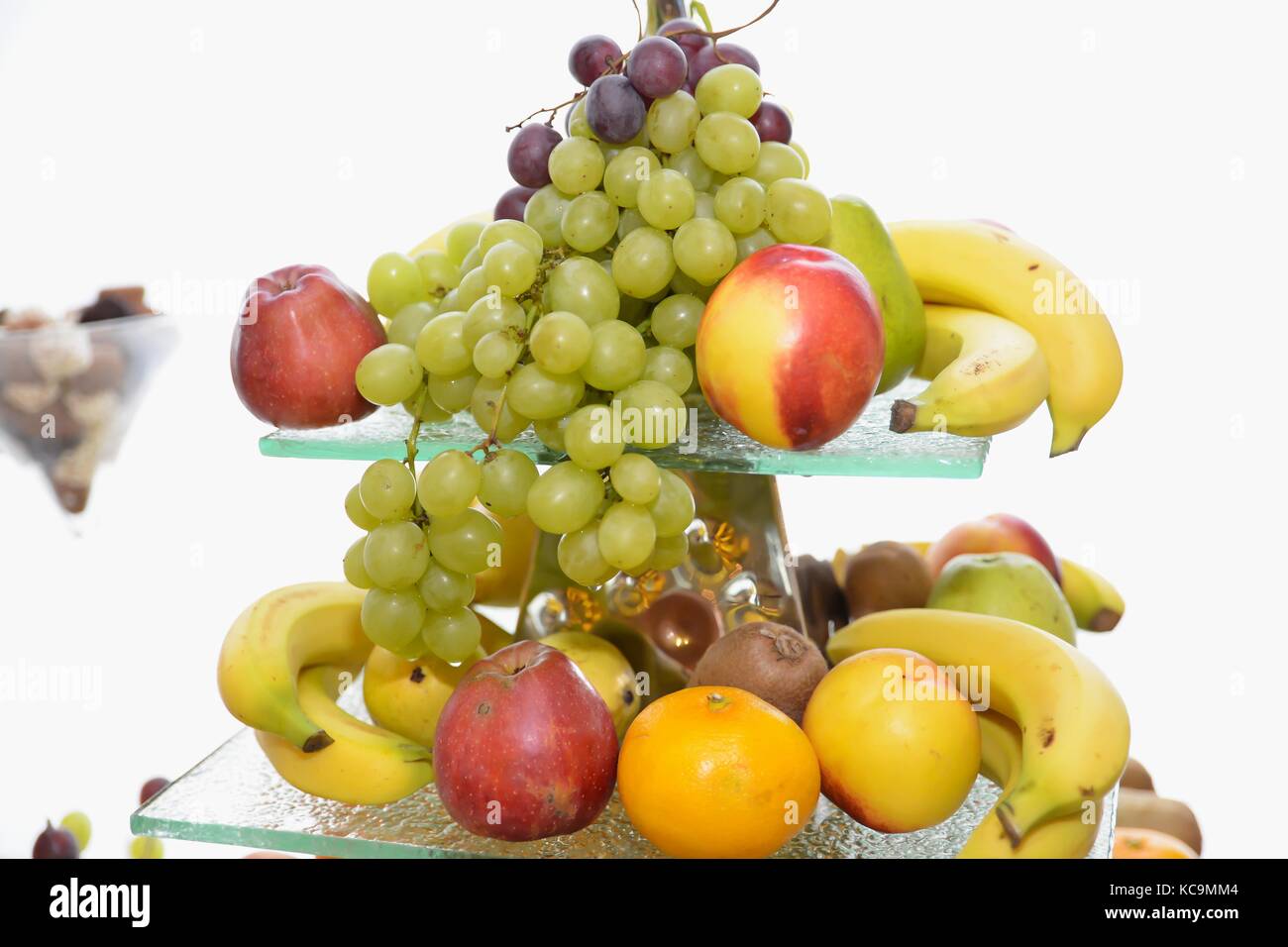 deliziosa frutta disposta sul tavolo per il ricevimento di nozze Foto stock  - Alamy