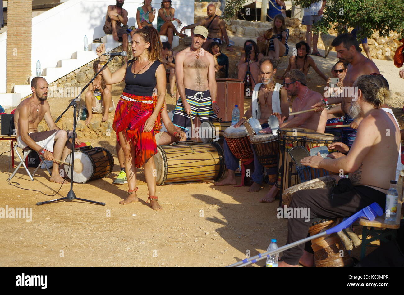 Persone che partecipano a un workshop di danza africana al FATT 2017 Didgeridoo Festival di Lagoa. Algarve, Portogallo Foto Stock