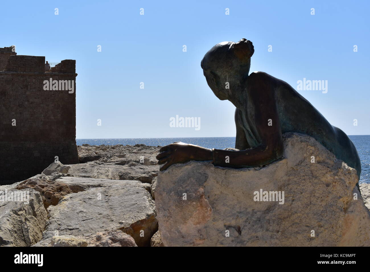 Sol alter scultura dell'artista cipriota giota ioannidou sul lungomare di Paphos, come parte di pafos2017 capitale europea della cultura framework. Foto Stock