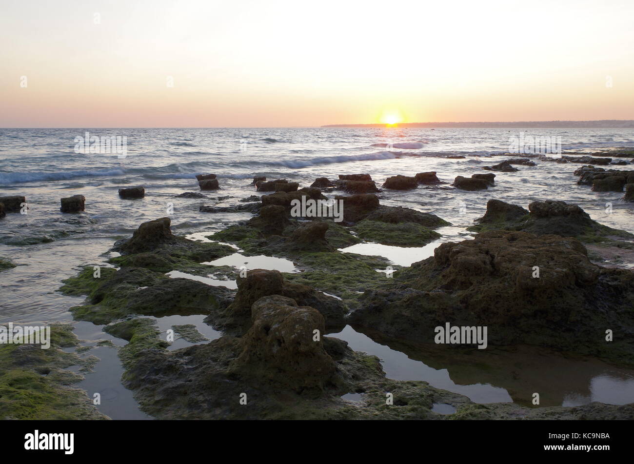 Tramonto nella spiaggia di Gale. Albufeira Algarve Foto Stock