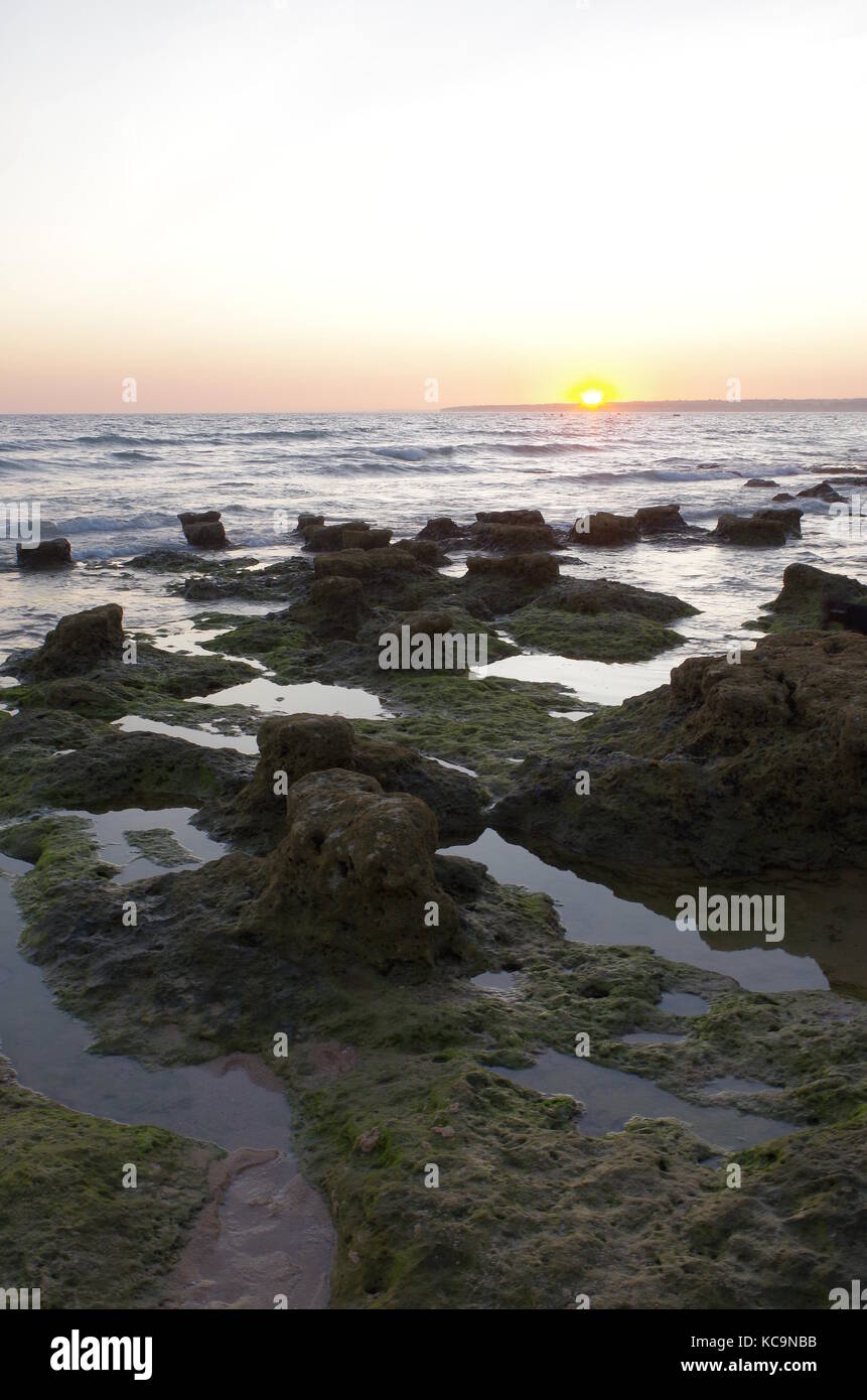 Tramonto nella spiaggia di Gale. Albufeira Algarve Foto Stock