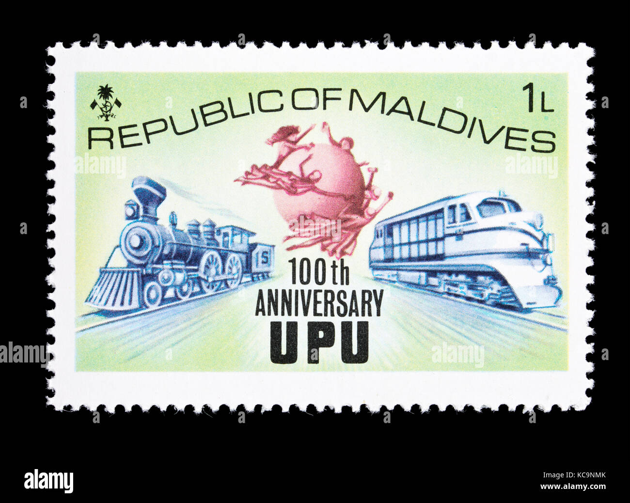 Francobollo da alle Maldive raffigurante un vapore e locomotive diesel, per il centenario dell'Unione postale universale Foto Stock