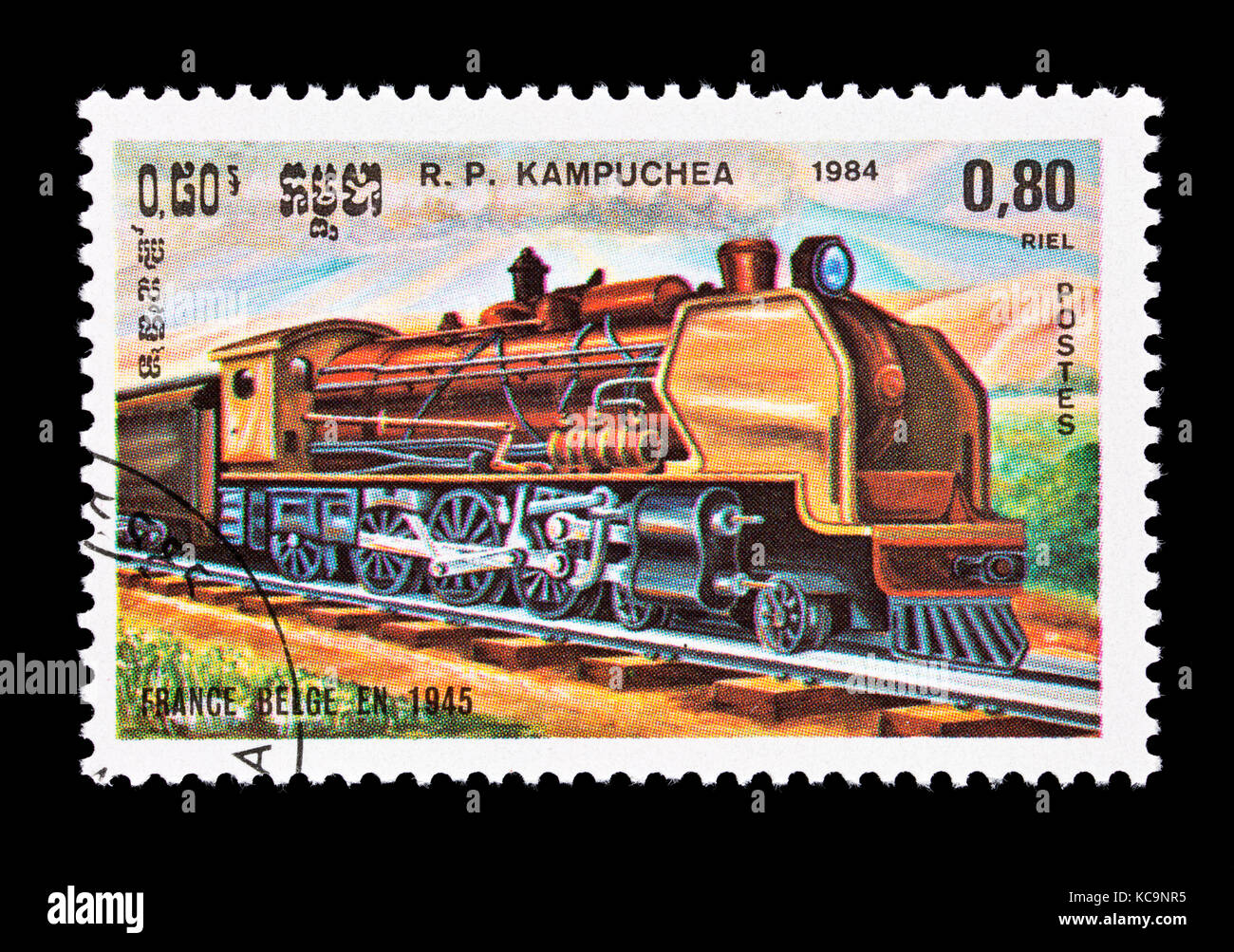 Francobollo da Kampuchea (Cambogia) raffigurante un franco-belga locomotiva a vapore.dal 1945 Foto Stock