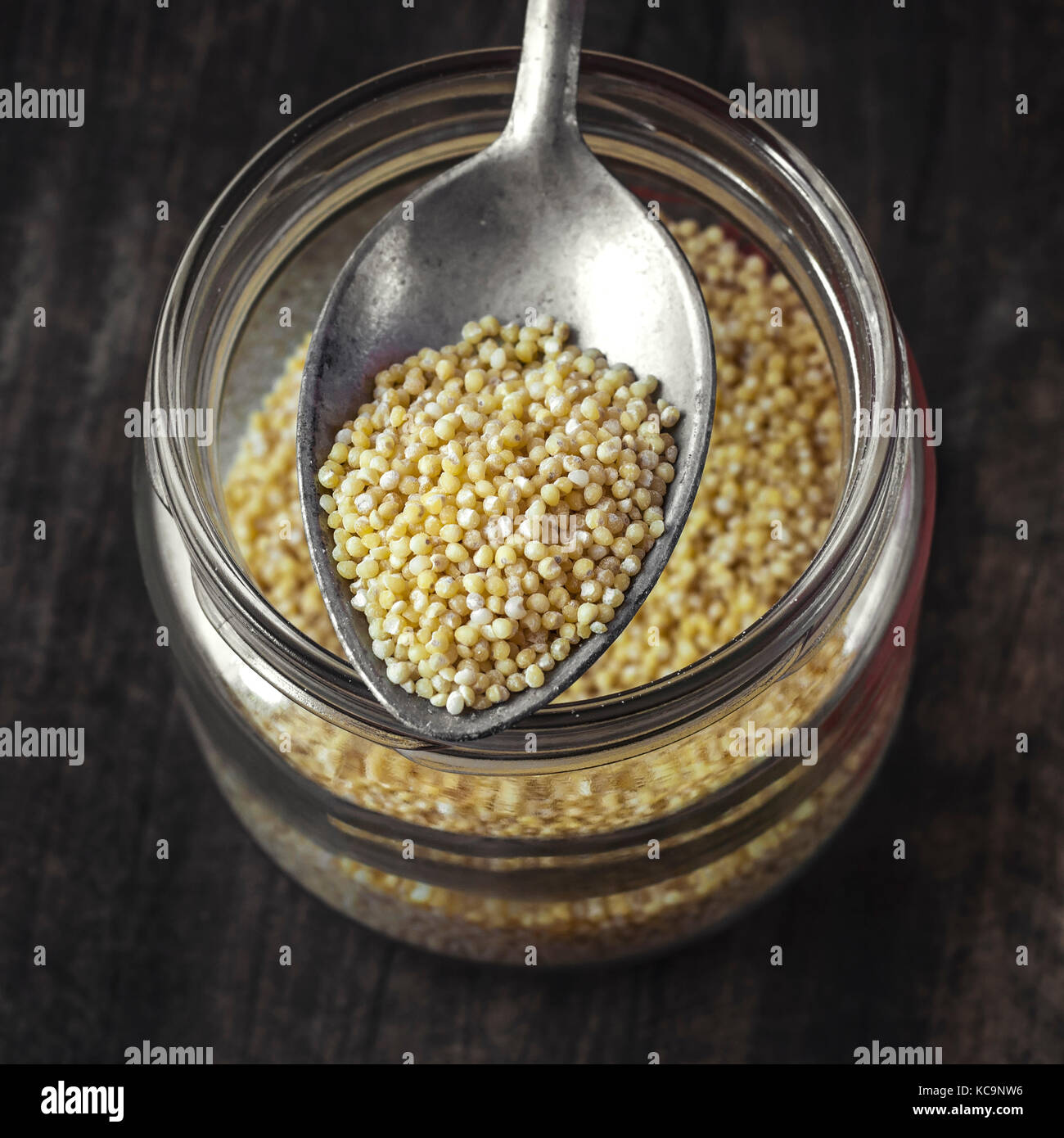 Materie organiche miglio sani in un cucchiaio Foto Stock