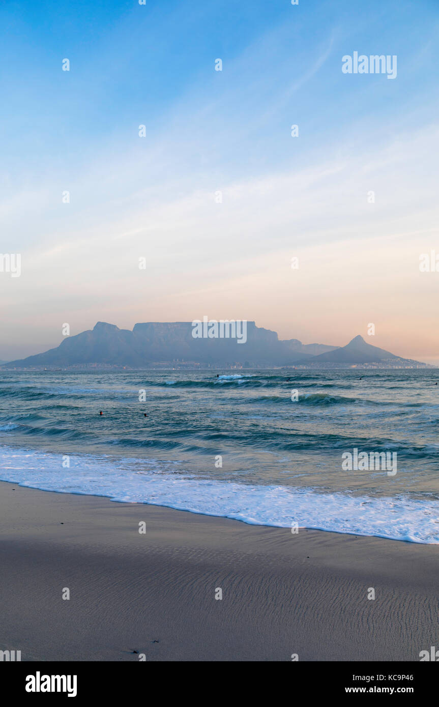 Vista della table mountain da bloubergstrand, cape town, Western Cape, Sud Africa Foto Stock