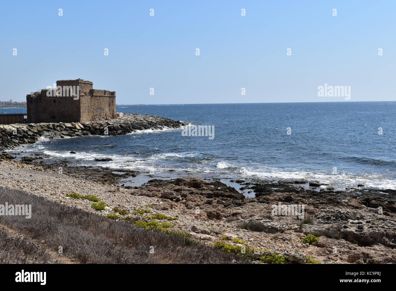 Paphos medievale (Pafos) castello domina il porto della citta' sull'isola mediterranea di Cipro. Foto Stock