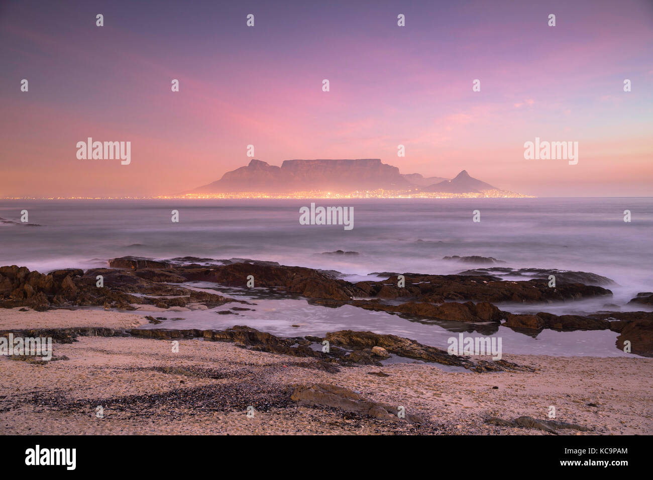 Vista della table mountain da bloubergstrand al tramonto, cape town, Western Cape, Sud Africa Foto Stock