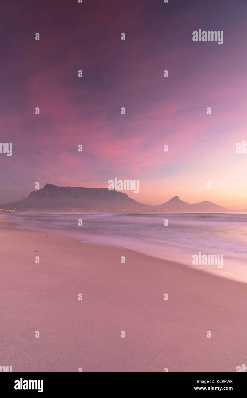 Vista della table mountain da milnerton spiaggia al tramonto, cape town, Western Cape, Sud Africa Foto Stock