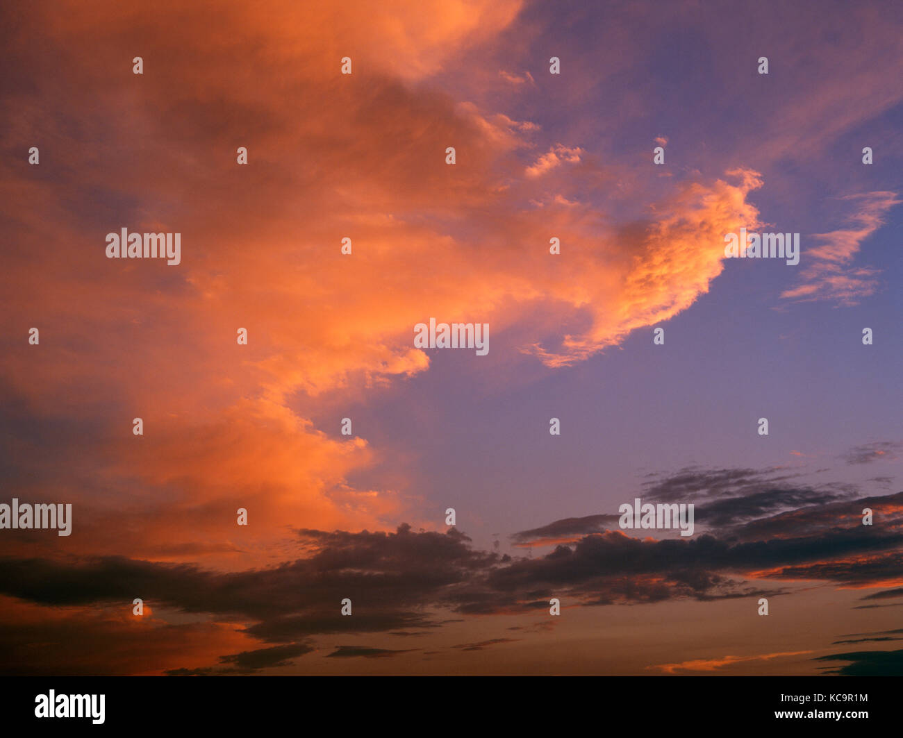 Punto di vista gwaenysgor, tre livelli di nuvole al tramonto, clwydian hills, flintshire, Wales, Regno Unito Foto Stock