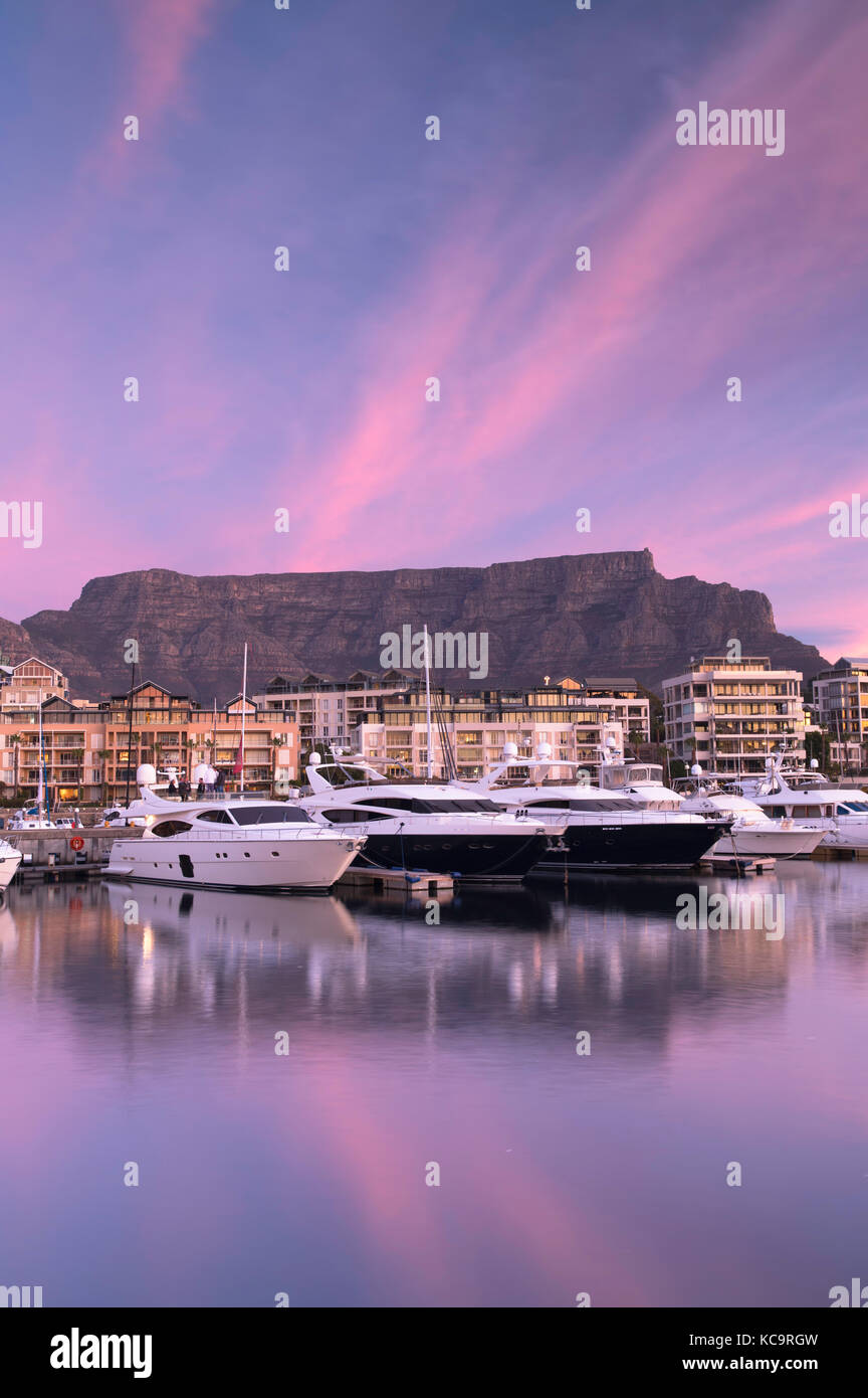 V+a waterfront marina al tramonto, cape town, Western Cape, Sud Africa Foto Stock