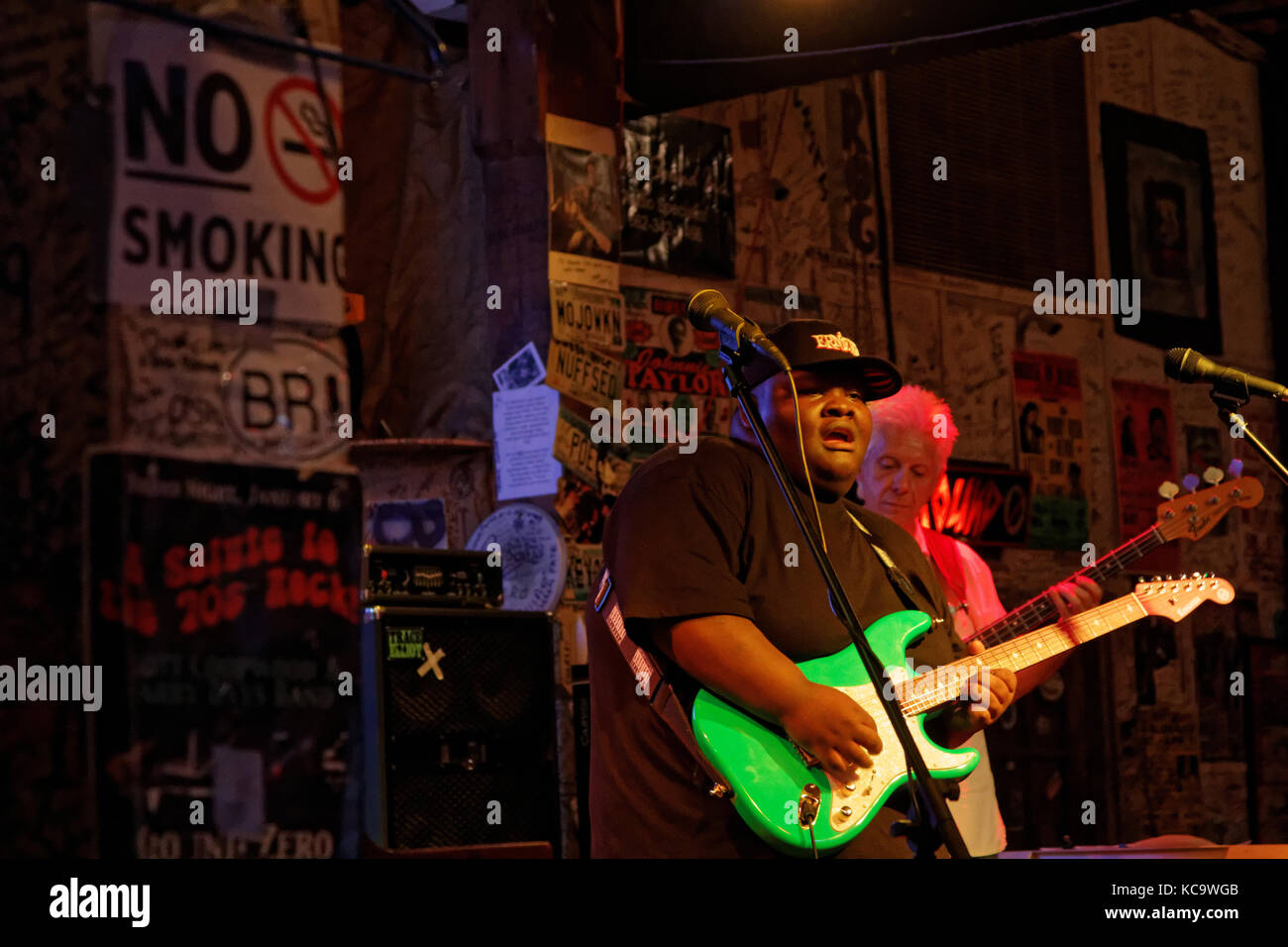 CLARKSDALE, MISSISSIPPI, 8 maggio 2015 : il bluesman di 15 anni Christone Kingfish Ingram suona al Ground Zero Blues Club di Clarksdale, durante il lat Foto Stock