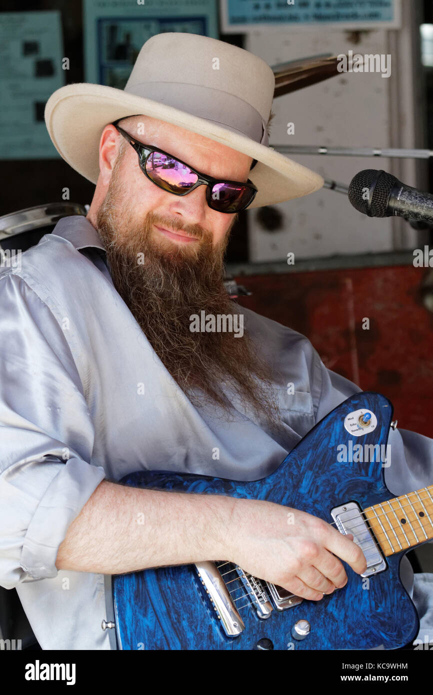 CLARKSDALE, MISSISSIPPI, 9 maggio 2015 : Sean 'Bad' Apple suona per le strade di Clarksdale durante il Caravan Clarksdale Blues Festival 2015. Foto Stock