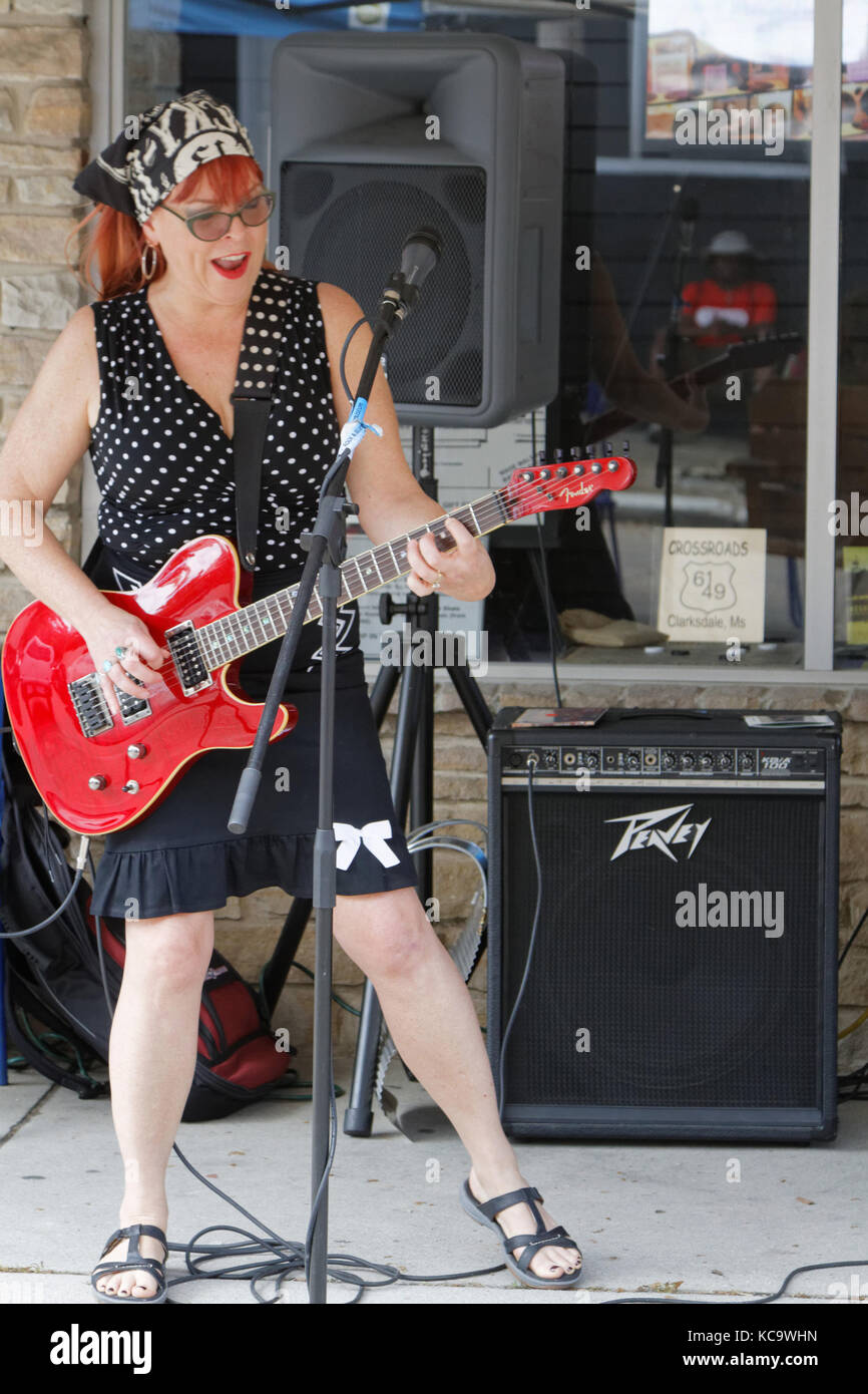 CLARKSDALE, MISSISSIPPI, 9 maggio 2015 : Liz Mandeville suona per le strade di Clarksdale durante il Caravan Clarksdale Blues Festival 2015. Foto Stock