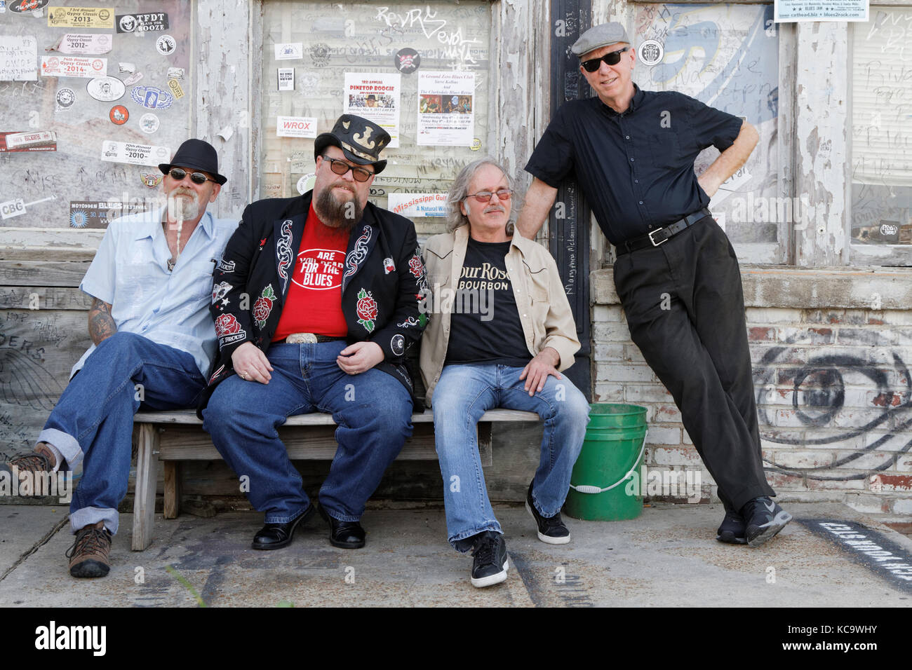 CLARKSDALE, MISSISSIPPI, 9 maggio 2015 : i musicisti della Johnny Riley Band posano per fotografie al di fuori del Ground Zero Blues Club di Clarksdale. Foto Stock