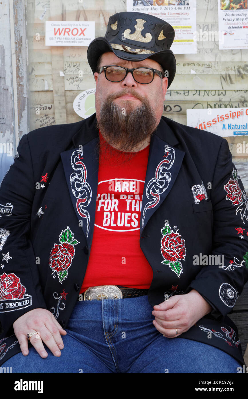 CLARKSDALE, MISSISSIPPI, 9 maggio 2015 : il Bluesman Johnny Riley pone per fotografie al di fuori del Ground Zero Blues Club di Clarksdale. Foto Stock