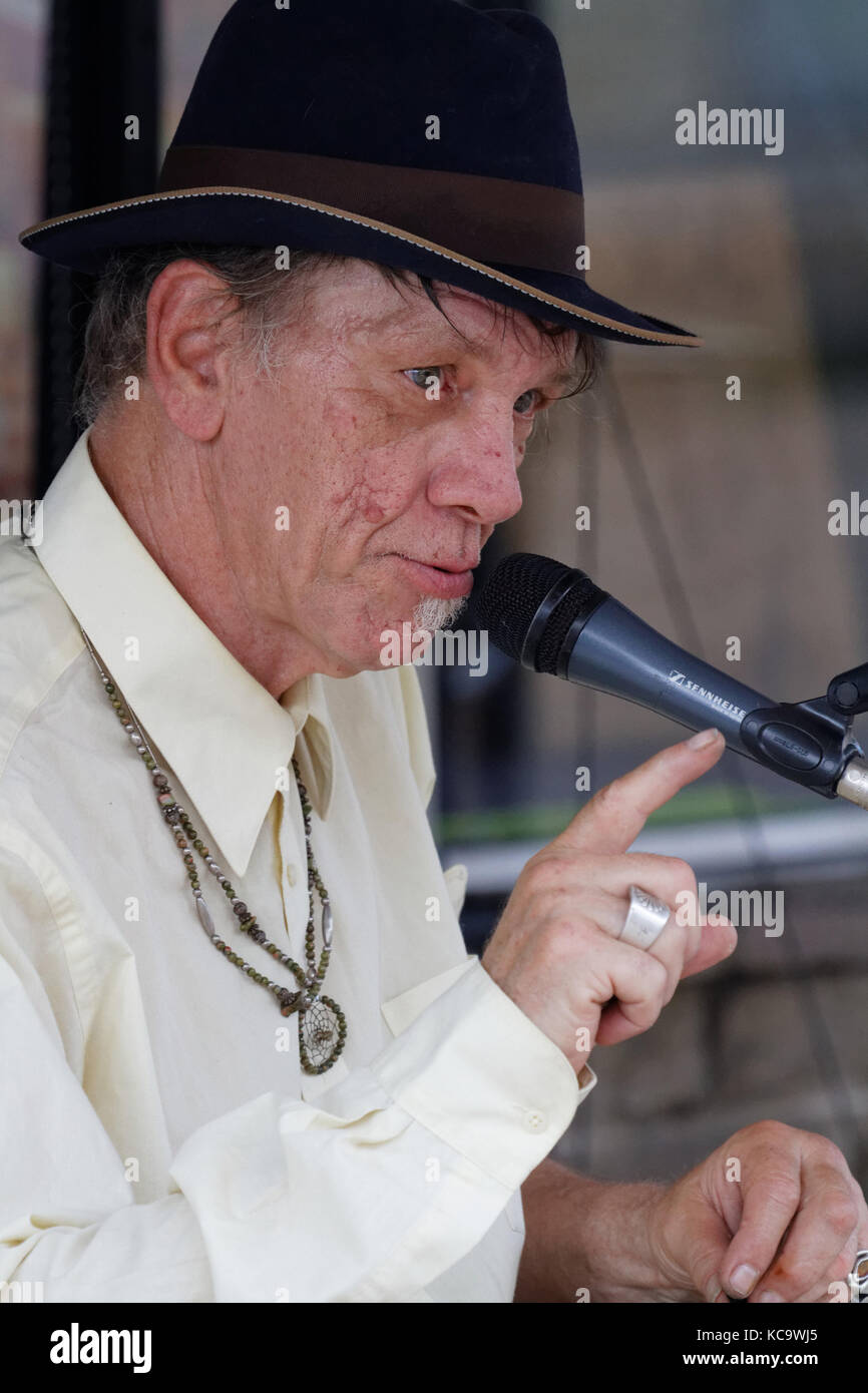 CLARKSDALE, MISSISSIPPI, 9 maggio 2015 : Bluesman Watermelon Slim suona la chitarra slide per le strade di Clarksdale durante il Caravan Clarksdale Blues Festiv Foto Stock