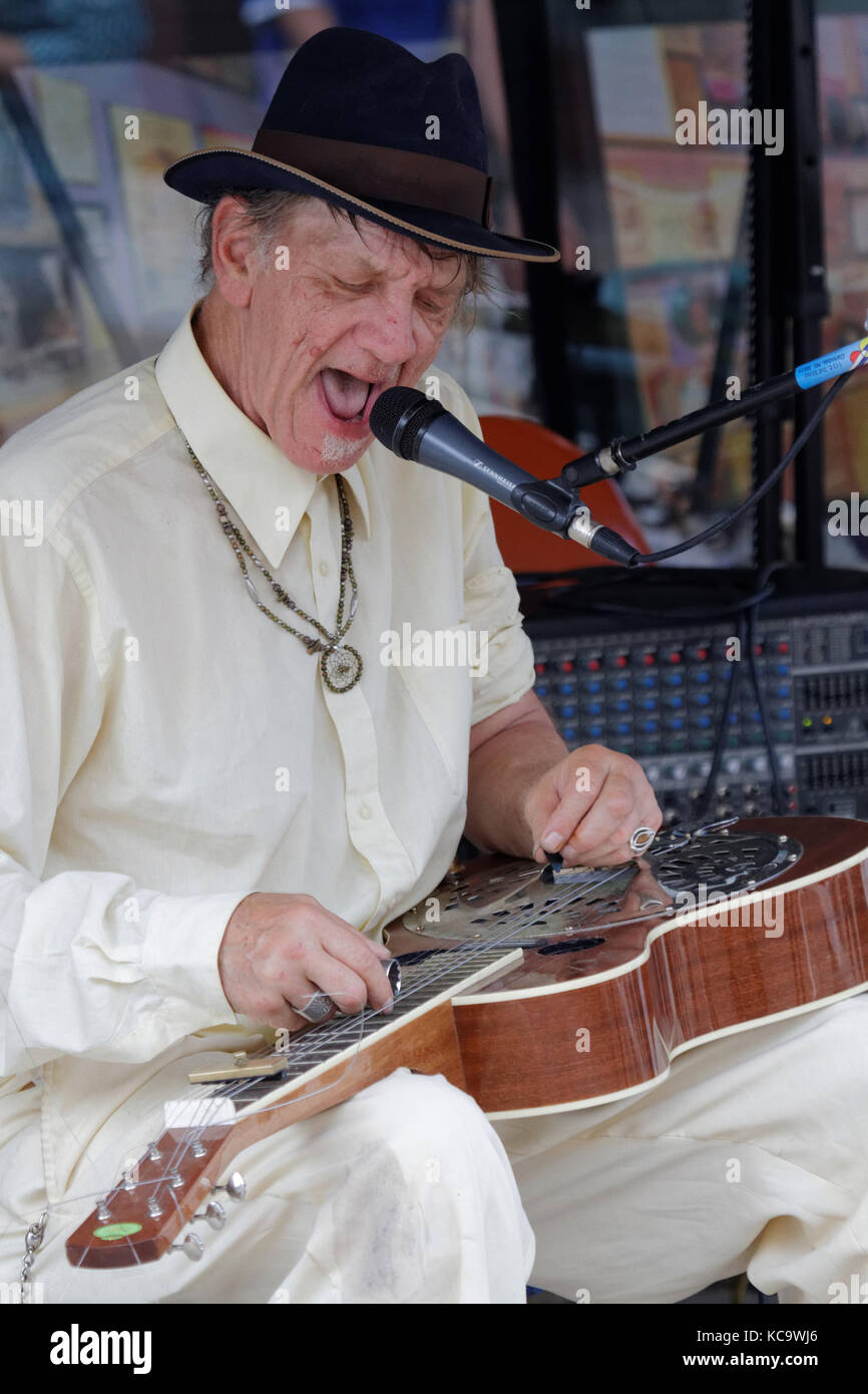 CLARKSDALE, MISSISSIPPI, 9 maggio 2015 : Bluesman Watermelon Slim suona la chitarra slide per le strade di Clarksdale durante il Caravan Clarksdale Blues Festiv Foto Stock