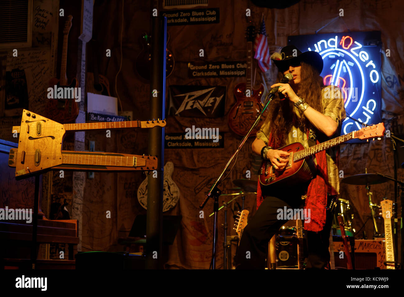 CLARKSDALE, MISSISSIPPI, 9 maggio 2015 : il bluesman multi-chitarrista Justin Johnson suona la sua chitarra sigaro-box al Ground Zero Blues Club di Clarksdale, dur Foto Stock