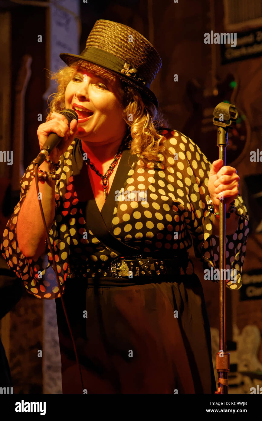 CLARKSDALE, MISSISSIPPI, 9 maggio 2015 : la cantante femminile suona al Ground Zero Blues Club di Clarksdale, durante il Caravan Clarksdale Blues Festival 2015. Foto Stock